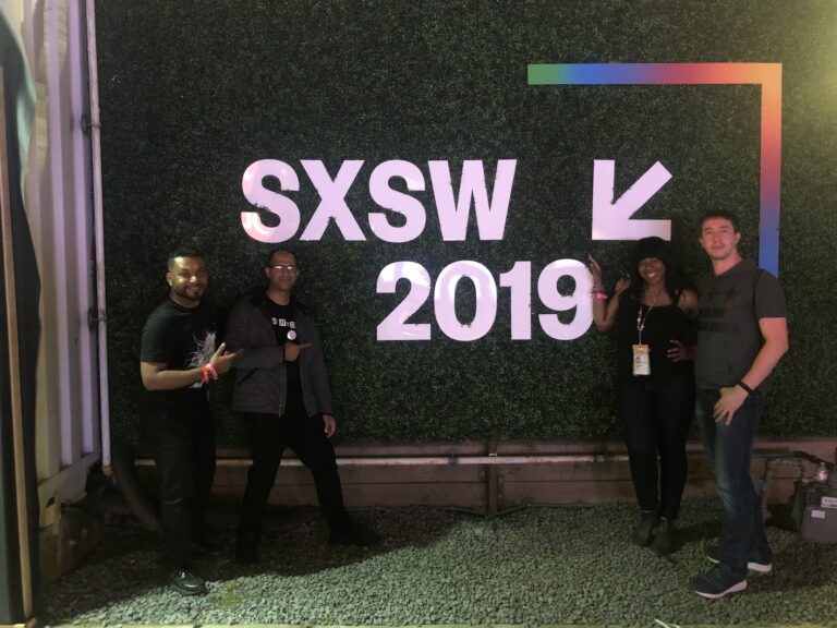 DG Speaks - Pop Culture - Events SXSW - Posing with friends at the welcome sign