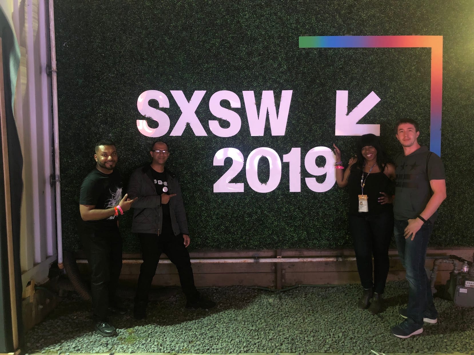 DG Speaks - Pop Culture - Events SXSW - Posing with friends at the welcome sign