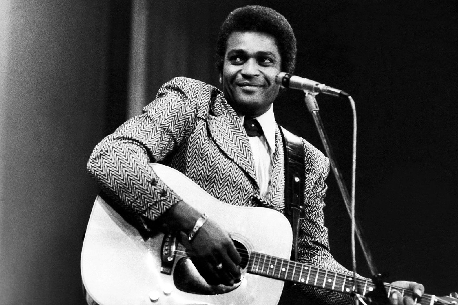 Charley Pride performs on a TV show, London, February 1975. MICHAEL PUTLAND/GETTY IMAGES