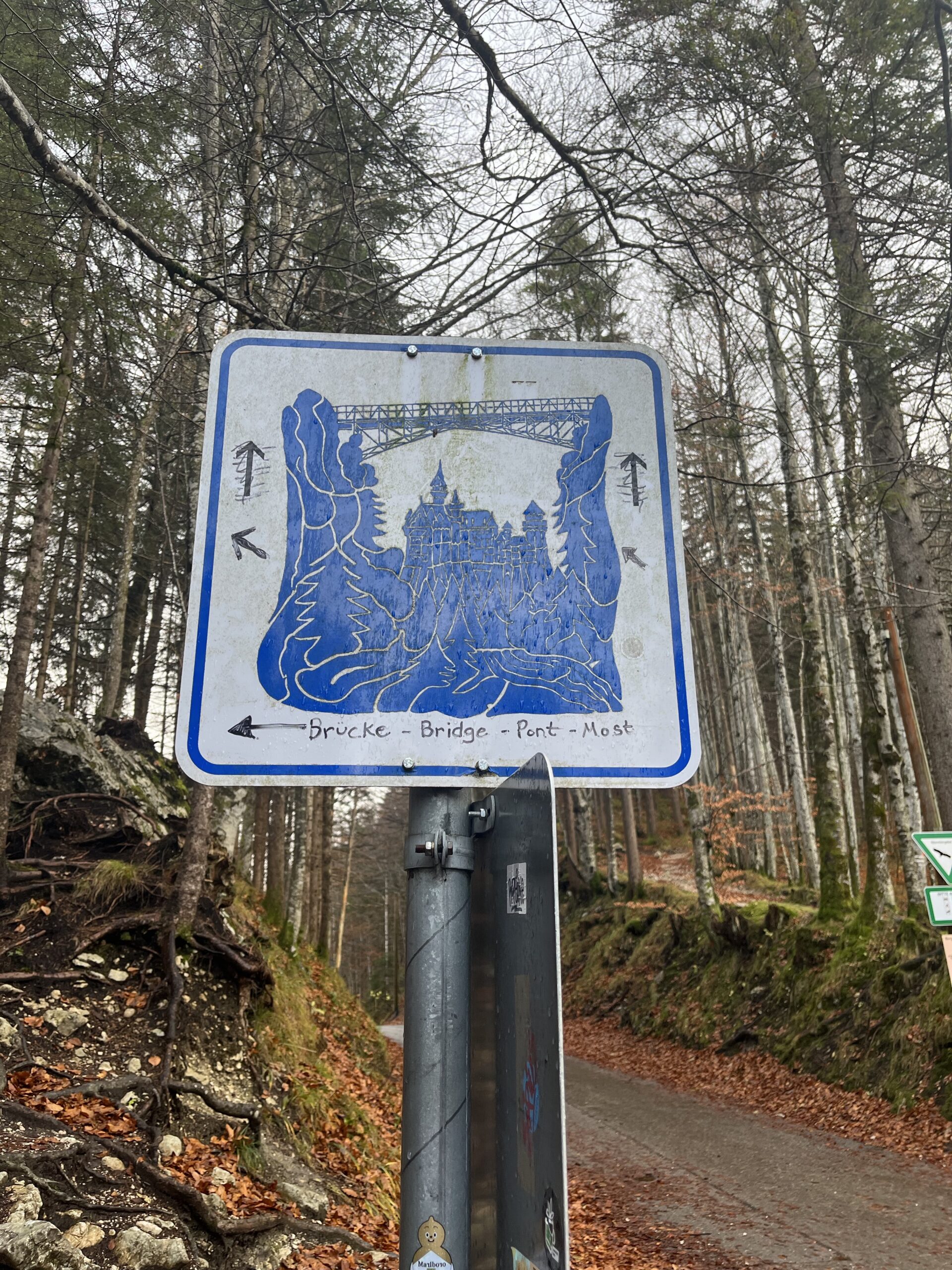Forest sign pointing toward Marienbrücke