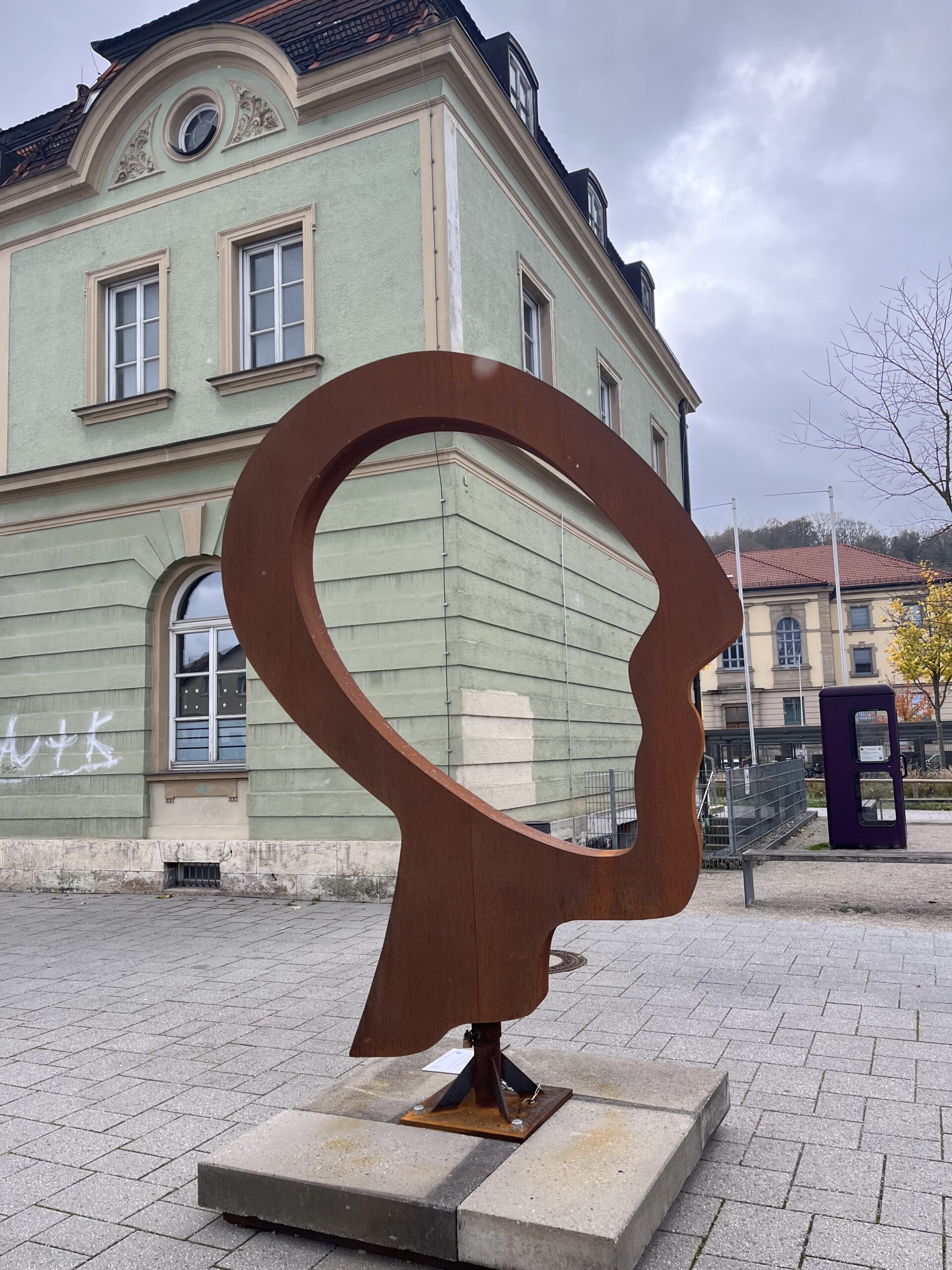 Rust-colored steel head sculpture in Eichstätt